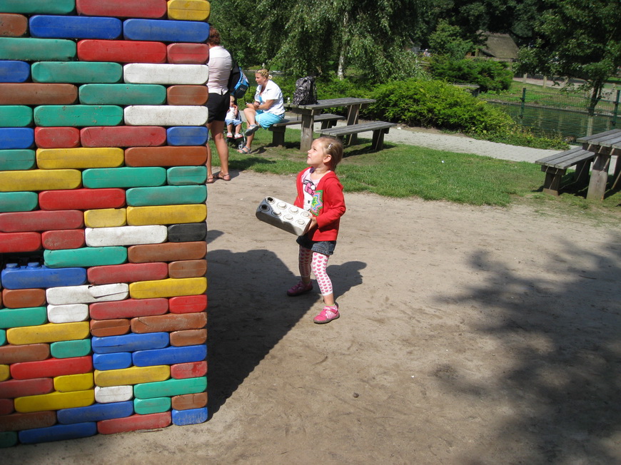 Een dagje naar Malkeschoten. Saskia mag met groot Lego bouwen