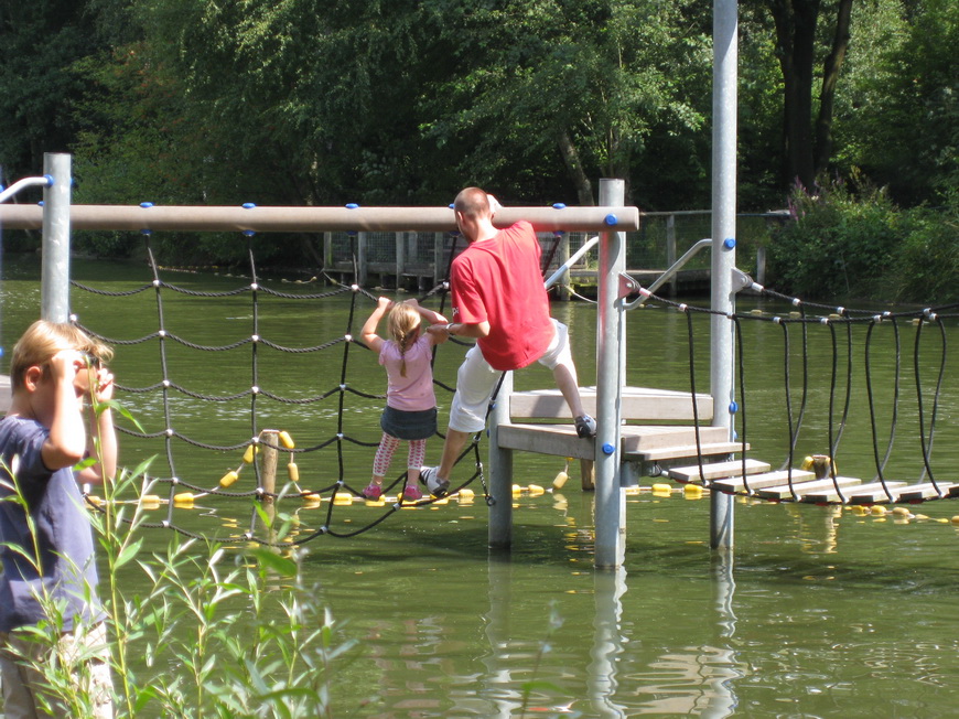 Saskia klautert samen met papa boven het water