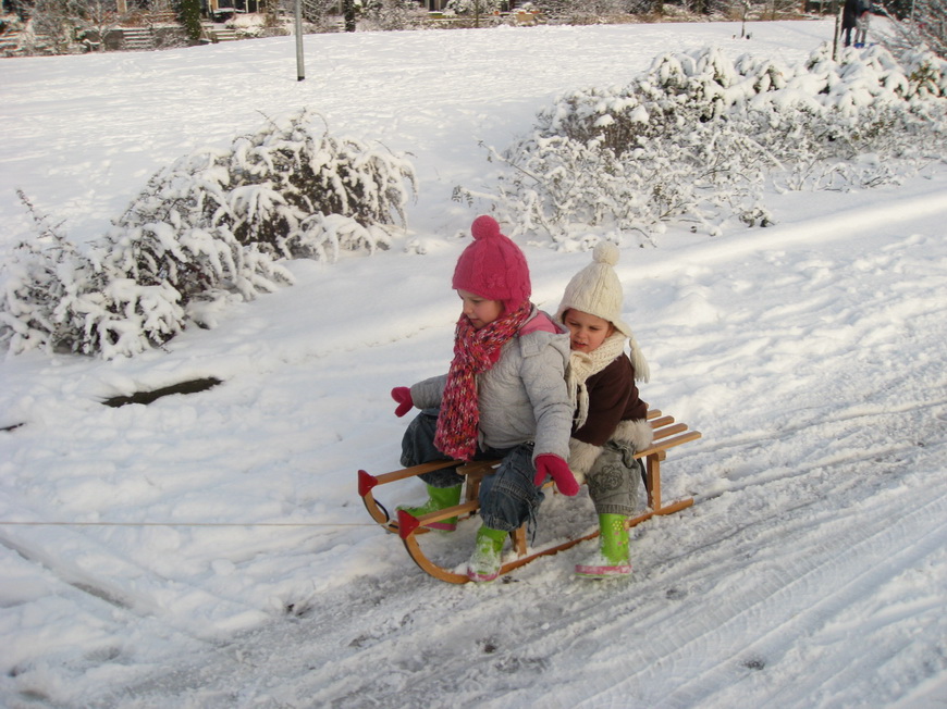 Nog meer sneeuw.. op de slee naar opa en oma