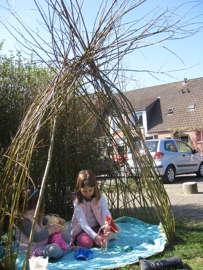 De meisjes hebben een mooie hut in de voortuin