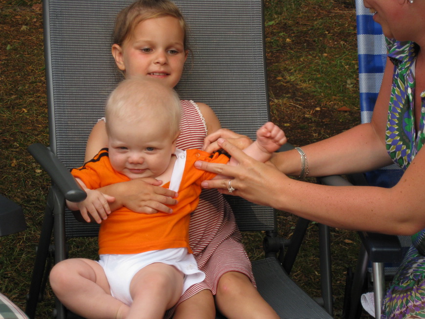 Koenemans mag bij Nienke op schoot. Niet vallen Koen!