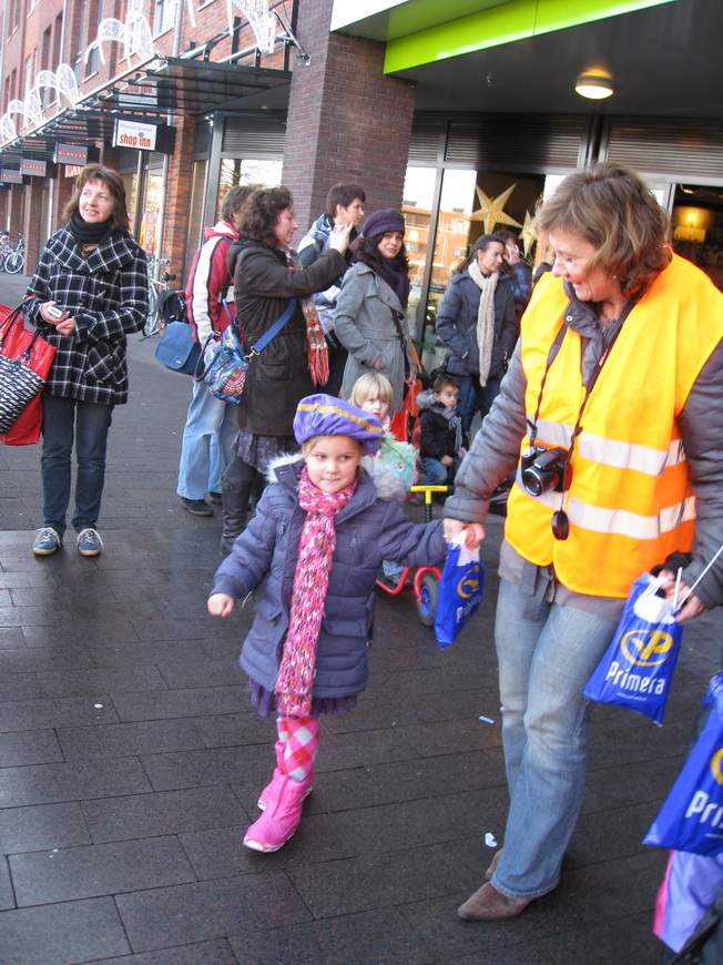 Pietenpolonaise in Harderwijk. Nienke loopt mee met juf Evelien