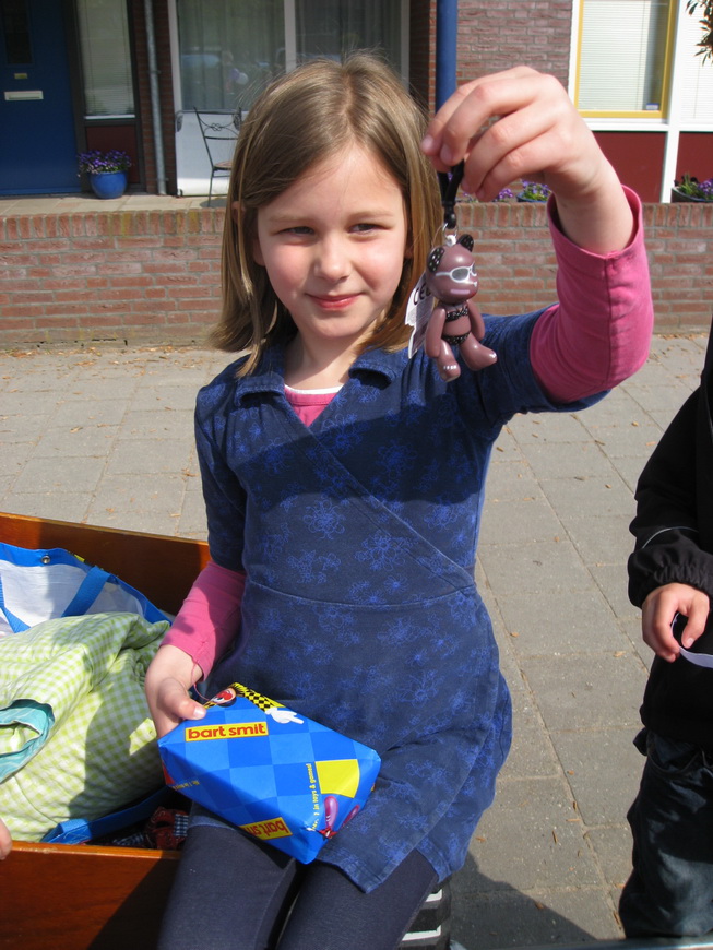 Kadootjes ontvangen op het kinderfeestje