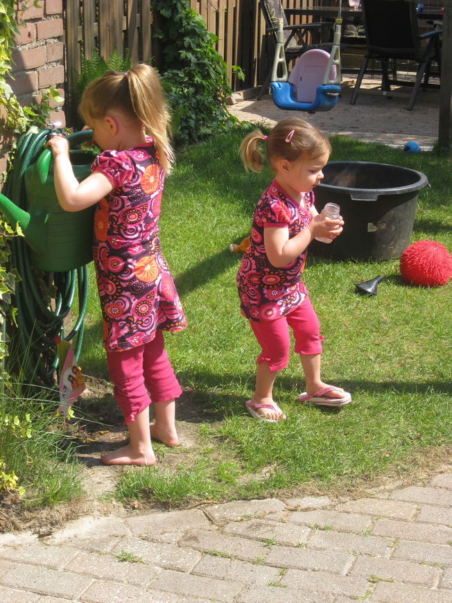 We gaan de planten water geven