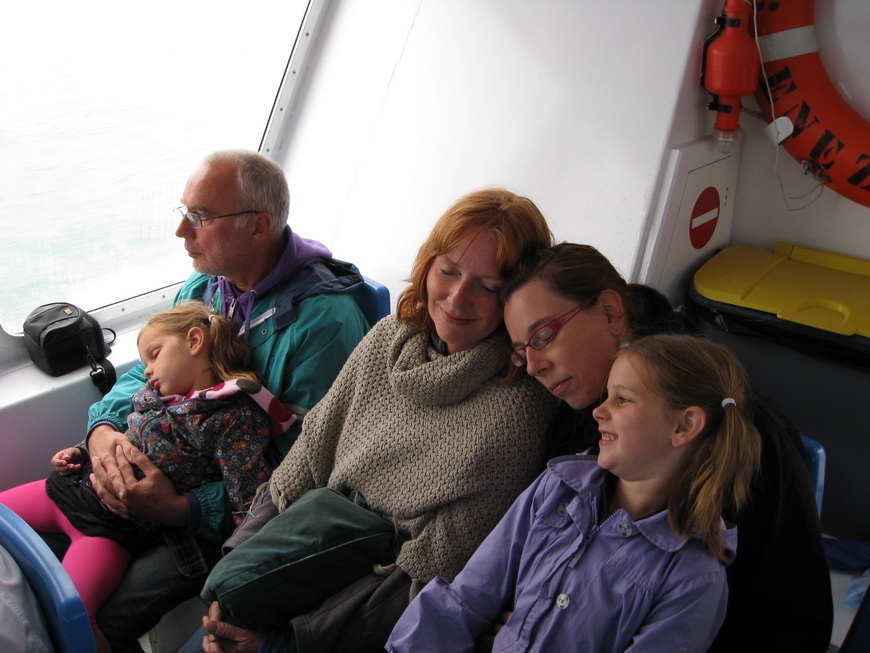 Op de boot terug van Ile de Batz. Alleen Nienke slaapt echt