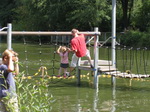 Saskia klautert samen met papa boven het water