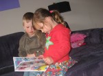 Nienke en Oscar zijn lekker samen een boekje aan het lezen