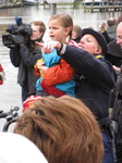 Een politieagente wijst Nienke waar de stoomboot aan komt varen