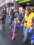 Pietenpolonaise in Harderwijk. Nienke loopt mee met juf Evelien