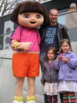 Met enge Dora op de foto